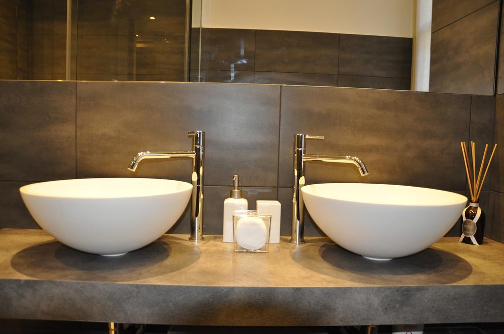 Charming Como - Apartment Downtown In The Pedestrian Area With 2 Double Bedrooms And 2 Complete Bathrooms A Spacious Living Room And Full Equipped Kitchen Bagian luar foto
