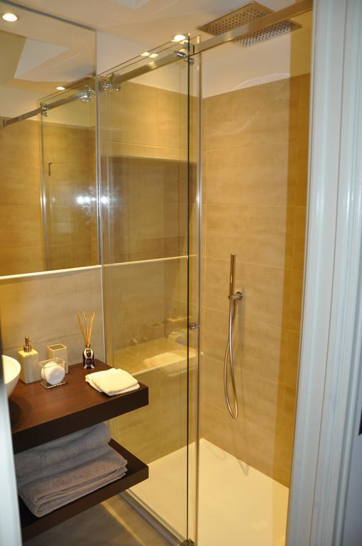Charming Como - Apartment Downtown In The Pedestrian Area With 2 Double Bedrooms And 2 Complete Bathrooms A Spacious Living Room And Full Equipped Kitchen Bagian luar foto